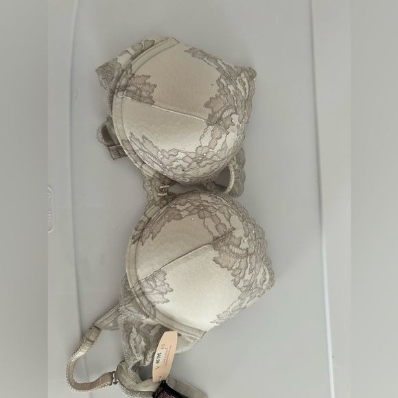 Victoria’s Secret bombshell bra - Picture 1 of 2